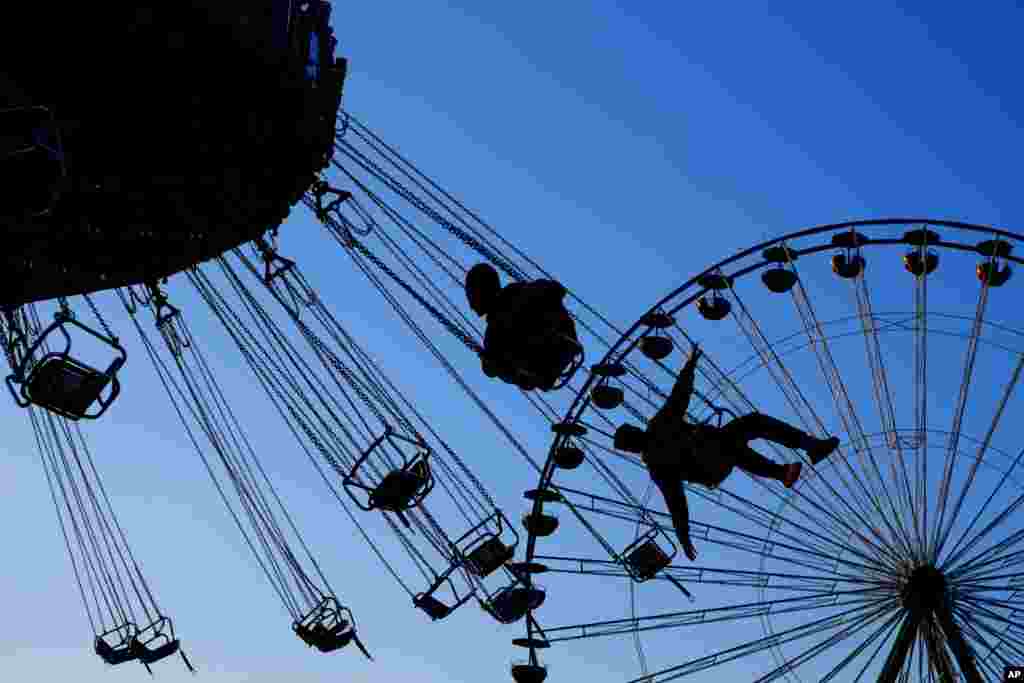 Warga menikmati taman hiburan Lunapark di Nicosia, ibukota Siprus.