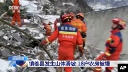 这张图片来自中国中央电视台拍摄的视频片段,2024年1月22日星期一,救援人员在中国西南部云南省凉水村发生山体滑坡后的废墟中搜寻。(CCTV via AP)