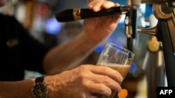 ARCHIVO - El trabajador de un bar en Brest, Francia, sirve una cerveza el 10 de enero de 2023. Estados Unidos plantea nuevas directrices sobre el consumo de alcohol, enfocándose en reducir los riesgos de cáncer.
