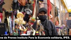 Cerca del 50 por ciento de la población activa laboralmente en Colombia se desempeña en trabajos informales y le es difícil acatar una cuarentena. [Foto cortesía de la Oficina de Prensa Instituto Para la Economía Solidaria, IPES]