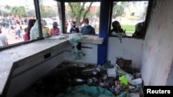 Las personas observan una estación de Policía vandalizada en Bogotá, durante las protestas contra la pobreza y la violencia policial que estallaron en la última semana de abril de 2021.