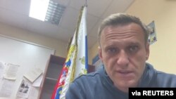 El opositor ruso Alexei Navalny habla ante una cámara cuando esperaba para una audiencia judicial en Moscú, el 18 de enero de 2021. [Foto cortesía de Instragram divulgada por Reuters]