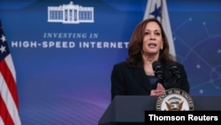 La vicepresidenta Kamala Harris viajó el domingo a Guatemala y se reunirá el lunes con el presidente Alejandro Giammattei. 