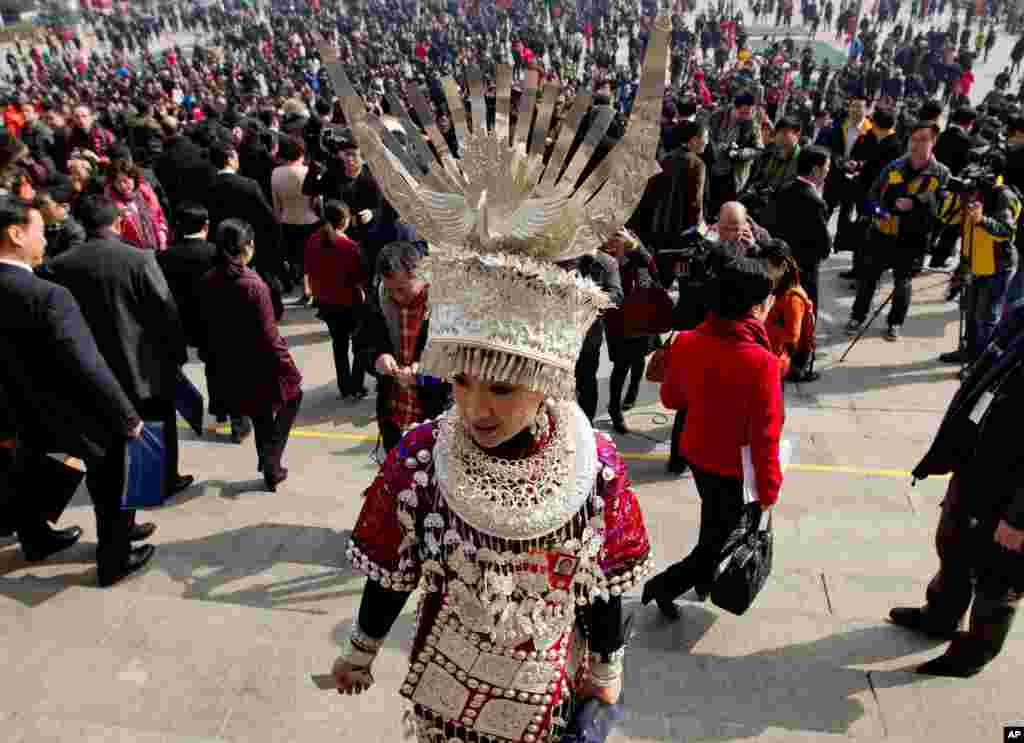 一名女性少數民族人大代表2013年3月5日參加了第十二屆人大開幕式之後,走出人民大會堂。