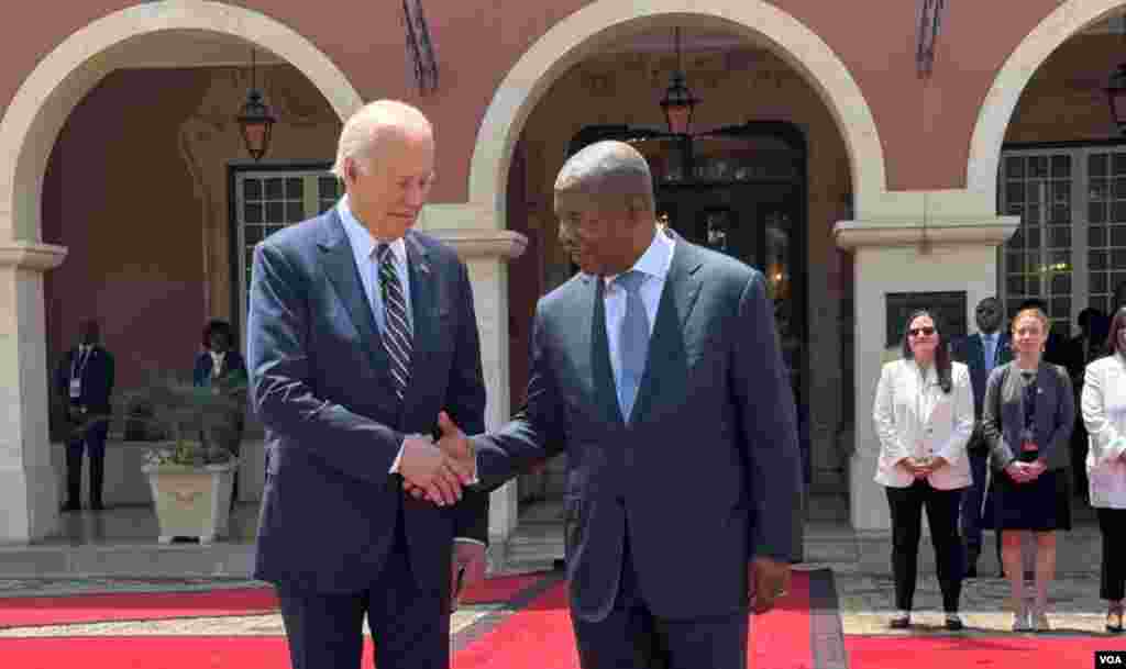 Rais wa Marekani Joe Biden akiwa na Rais wa Angola Joao Lourenco wakati wa ziara yake