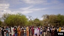 Para perempuan Sudan antri pembagian makanan di sebuah kamp pengungsi di Sudan selatan. Ribuan warga terpaksa mengungsi akibat bentrokan utara dan selatan.