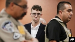 ARCHIVO - Patrick Crusius, autor de un ataque racista contra compradores hispanos en una tienda de la cadena Walmart en El Paso, durante su lectura de cargos en octubre de 2019, en El Paso, Texas. 