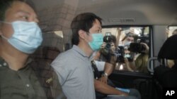El legislador prodemocracia Ted Hui (centro), arrestado por agentes de la policía en Hong Kong, el 26 de agosto de 2020.