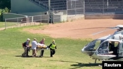 Penulis Salman Rushdie diangkut ke helikopter setelah dia ditikam di atas panggung sebelum pidatonya yang dijadwalkan di Chautauqua Institution, Chautauqua, New York, AS, 12 Agustus 2022. (Foto: TWITTER @HoratioGates3 via REUTERS)