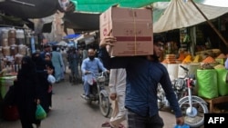 ادارہ برائے شماریات کے مطابق مالی سال21-2020 کے دوران قومی معیشت نے 5.37 فی صد کی رفتار سے نمو پائی جو مئی میں دیے گئے عبوری تخمینے یعنی 3.94 فی صد سے زیادہ ہے۔ حکومت کا کہنا ہے کہ پی ٹی آئی حکومت کے دوسرے سال میں معیشت نے گزشتہ 14 سال کے دوران تیز ترین ترقی کی۔ (فائل فوٹو)