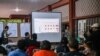 Para saksi peserta pemilu mengikuti rekapitulasi nasional hasil pemilu di tingkat kecamatan di Surabaya, Jawa Timur, 18 Februari 2024.(Foto: Juni Kriswanto/AFP)