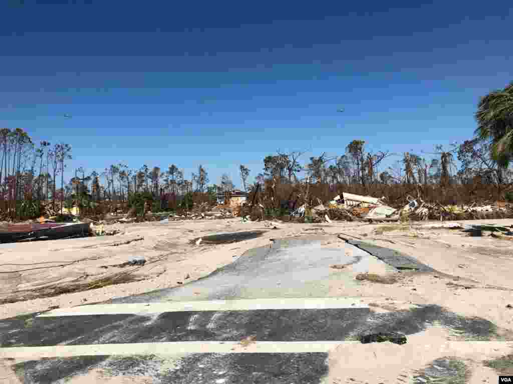 Solo la loza quedó de muchas de las viviendas en Mexico Beach, Florida, que fueron arrasadas por la fuerza del impacto del huracán Michael el 10 de octubre de 2018. Rescatistas apoyados por perros buscan sobrevivientes y víctimas a cuatro días de la tormenta. Sábado 13 de octubre de 2018. Foto, Jorge Agobián.