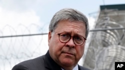 EL fiscal general de EE.UU., William Barr, habla con periodistas tras visitar la prisión federal de Edgefield, en Carolina del Sur, el lunes 8 de julio de 2019. (Foto: AP/Bazemore)