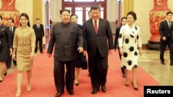중국을 방문한 김정은 북한 국무위원장 부부와 시진핑 중국 국가주석 부부의 모습을 28일 북한 조선중앙통신이 공개했다. 