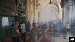 Palestinians clash with Israeli security forces at the Al Aqsa Mosque compound in Jerusalem's Old City May 10, 2021.