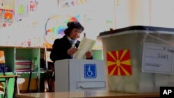 Glasanje na nedeljnim izborima u Skoplju (AP Photo/Visar Kryeziu)