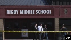 Para petugas keamanan keluar dari gedung Sekolah Menengah Rigby, Idaho, setelah insiden penembakan, Kamis, 6 Mei 2021. (Foto: John Roark/The Idaho Post-Register via AP)
