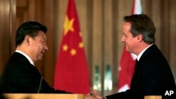 2015年10月21日，中国国家主席访问英国，签下了数百亿美元的订单。图为习近平和英国首相喀麦隆会面。（资料照片）