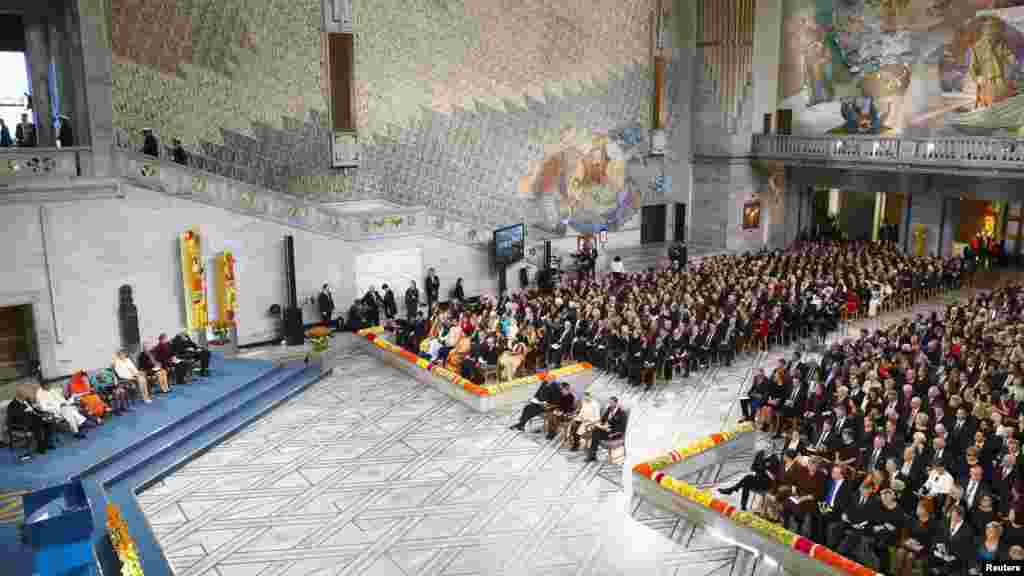 L'image montre la vue générale de la salle au cours de la cérémonie de remise du Prix Nobel de la Paix à l'Hôtel de Ville d'Oslo, le 10 décembre 2014.
