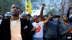 Para pemrotes berkumpul di depan kantor polisi Baltimore seusai melakukan aksi protes atas keratin Freddie Gray, di Baltimore, Maryland, 21 April 2015.(AP Photo/Patrick Semansky) 
