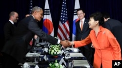 바락 오바마 미국 대통령(왼쪽)과 박근혜 한국 대통령이 6일 아세안 정상회의 참석차 방문한 라오스 비엔티안에서 미·한 정상회담을 마친 뒤 악수하고 있다.