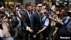 Andy Chan, a founder of the Hong Kong National Party, is surrounded by photographers as he leaves the Foreign Correspondents' Club in Hong Kong, Aug. 14, 2018. (REUTERS/Bobby Yip)