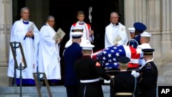 Peti jenazah Senator John McCain, di bawa ke Washington National Cathedral di Washington, Sabtu, 1 September 2018.