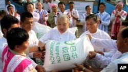 Kepala Yayasan Nippon Yohei Sasakawa memberikan bantuan beras kepada suku lokal di negara bagian Karen, Myanmar (foto: dok).
