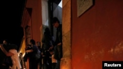 Veladoras y mensajes, afuera del Instituto de Artes Gráficas de Oaxaca, en honor del fallecido artista plástico Francisco Toledo. Septiembre 5 de 2019. REUTERS/ Jorge Luis Plata.