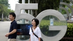 Employees wait for a shuttle bus at a 5G testing park at Huawei's headquarters in Shenzhen, Guangdong province, China May 29, 2019. Picture taken May 29, 2019. REUTERS/Jason Lee