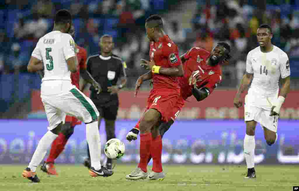 Emmanuel Adebayo, wa Togo, kulia akipigania mpira na Mivory Coast Wilfried Kano, kushoto wakati wa mchuano wao wa kwanza kwenye uwanja wa Oyem, Gabon, Januari 16, 2017.