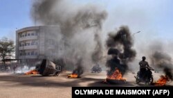 Barricades enflammées à Ouagadougou lors d'une manifestation contre le président Marc Christian Kabore, le 23 janvier 2022.