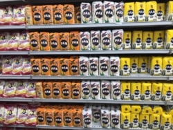Un paquete de harina de maíz para hacer las arepas típicas venezolanas cuesta poco más de $1 a tasa oficial. El salario mínimo mensual es menos de $1. Febrero, 2021. Foto: Carolina Alcalde - VOA.