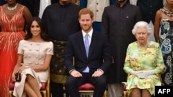 រូបឯកសារ៖ អ្នកម្នាង Meghan (ឆ្វេង) ព្រះអង្គម្ចាស់ Harry (កណ្ដាល) និង​ព្រះមហាក្សត្រី Elizabeth (ស្ដាំ) យាង​ចូលរួម​ក្នុង​ពិធី​ប្រគល់​ពានរង្វាន់​ដល់​មេដឹកនាំ​វ័យក្មេង នៅ​រាជវាំង Buckingham ក្នង​ទីក្រុង​ឡុងដ៍ ថ្ងៃទី៧ ខែមីនា ឆ្នាំ២០២១។ 