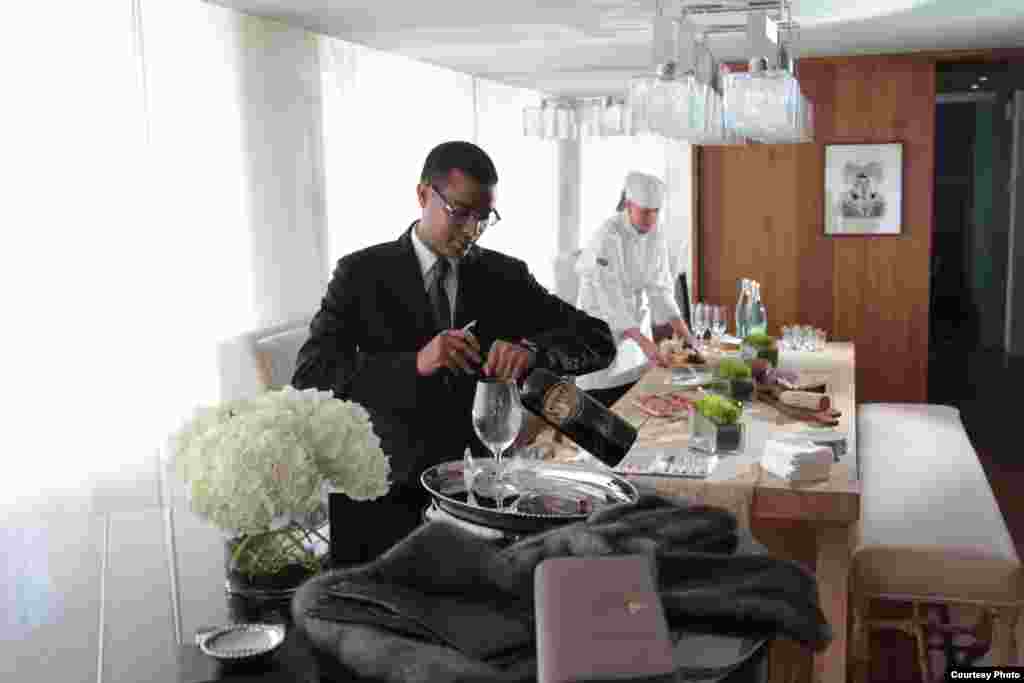 Kepala pelayan dan koki di suite kepresidenan di Hotel Park Hyatt, Washington (foto: Park Hyatt).