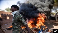 Des manifestants descendent dans les rues de la capitale du Burkina Faso, Ouagadougou, le 27 novembre 2021, appelant à la démission du président Roch Marc Christian Kaboré.