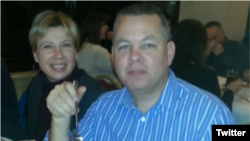 Andrew Brunson, misionaris Kristen Protestan yang sudah tinggal di Turki selama lebih dari 20 tahun, tampak berfoto dengan istrinya, Norine Brunson. Tidak ada keterangan kapan foto itu dibuat.