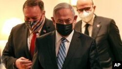 El secretario de Estado, Mike Pompeo (izq), camina junto al primer ministro israeli, Benjamin Netanyahu, y el canciller de Baréin, Abdullatif bin Rashid Alzayani llegan para una conferencia de prensa en Jerusalén, el miércoles 18 de noviembre de 2020..