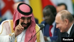 Le prince héritier saoudien Mohammed ben Salmane avec le président russe Vladimir Poutine lors de l'ouverture du sommet du G20 à Buenos Aires, en Argentine, le 30 novembre 2018.