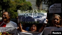 Un grupo se manifiesta frente al hospital infantil J.M. de los Ríos, en Caracas, Venezuela, con un cartel que reza: "Emergencia humanitaria".