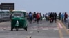 Manifestantes marchan por la Autopista Panamericana durante un bloqueo en protesta contra el gobierno de la presidenta Dina Boluarte, el viernes 6 de enero de 2023, en Ica, Perú. 