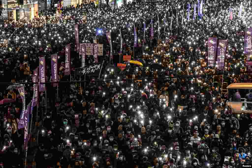 Manifestantes asisten a la marcha del Día de los Derechos Humanos en el distrito de Causeway Bay en Hong Kong, el 8 de diciembre.