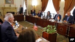 Le secrétaire d'Etat américain Rex Tillerson rencontre le ministre égyptien des Affaires étrangères Sameh Shoukry et leurs délégations, au Caire, Egypte, le 12 février 2018.