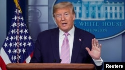 El presidente Donald Trump asistió el sábado 4 de abril de 2020 a la conferencia de prensa diaria de la fuerza de trabajo sobre coronavirus en Washington.