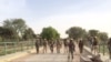Des soldats nigériens traversent le pont Doutchi.