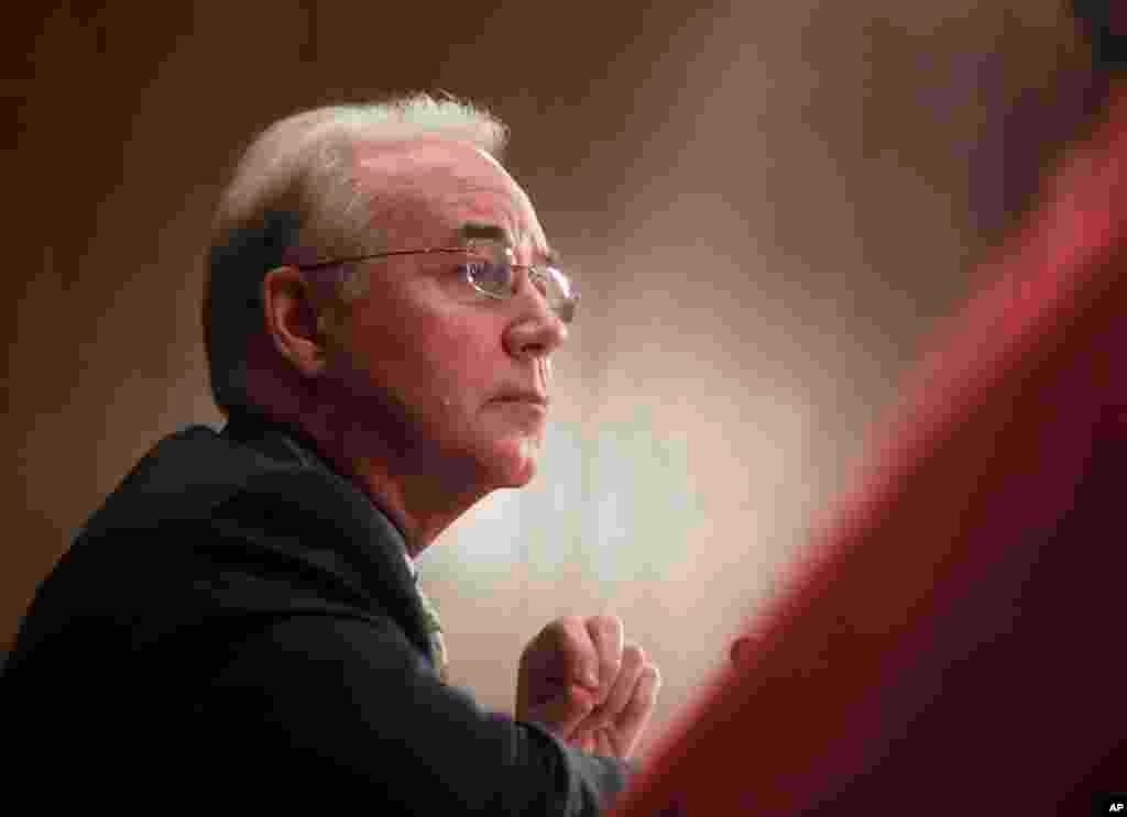 Le 29 septembre, Tom Price, secrétaire à la santé et aux services sociaux, avait suscité une condamnation sur le coût de ses voyages en avion: cela avait coûté plus d'un million de dollars aux contribuables pour ses voyages en Afrique, en Europe et en Asie. Le secrétaire à la santé et aux services sociaux Tom Price prend la parole au Centre de traitement de Mirmont à Media, en Pennsylvanie, le 15 septembre 2017.
