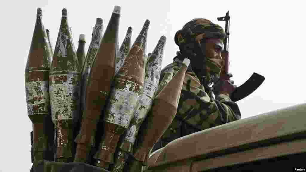 Un soldat tchadien perché sur une camionnette à côté d'un sac des roquettes à Gambaru, Nigeria, le 26 février 2015.