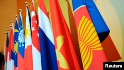 东盟组织的旗帜和成员国国旗（2008年7月23日）