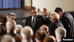 “No están solos en su dolor”, les dijo el presidente Obama a los familiares de niños y profesores muertos.