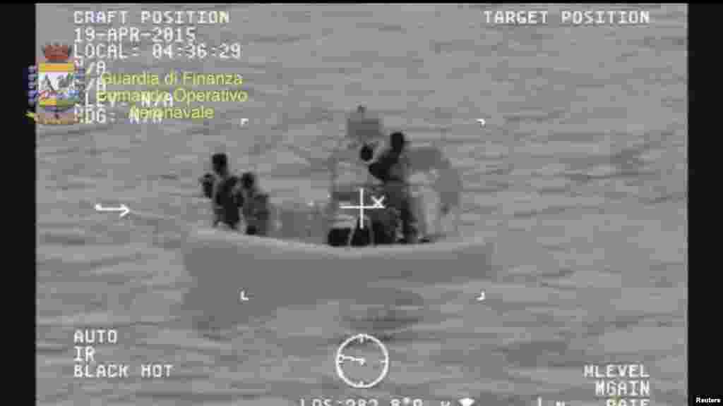 Un navire de sauvetage en pleine opération de recherche et de sauvetage après le naufrage d’un bateau transportant des migrants la nuit, avec au moins 700 passagers qui seraient morts. Image fixe tirée de la vidéo publiée par Guardia di Finanza italienne, le 19 avril 2015.